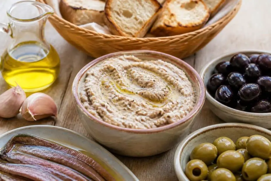 découvrez la recette traditionnelle de l'anchoïade, un plat provençal simple et rapide à préparer. parfait pour un apéritif convivial aux saveurs authentiques de la provence.